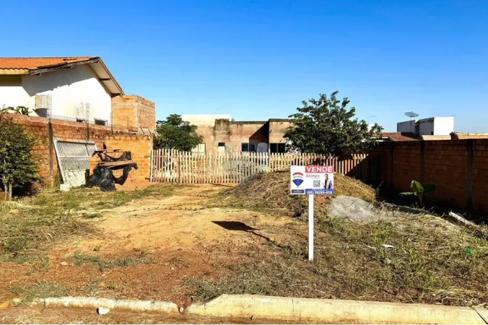 Imóvel à venda com 2 DORMITÓRIOS e TERRENO INTEIRO no bairro Embratel.