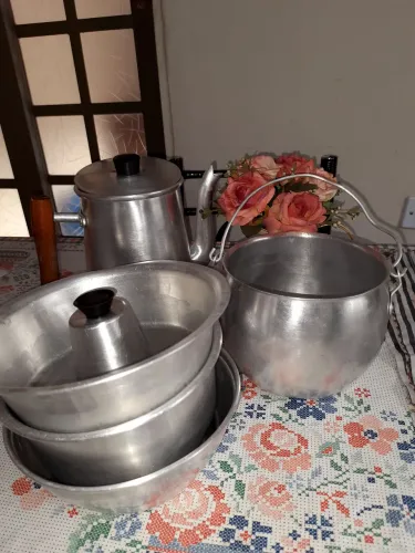 Utensílios de alumínio: bule, caldeirão e 3 pudim