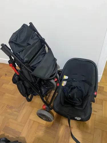Carrinho de bebê com bebê conforto e cadeirinha de alimentação