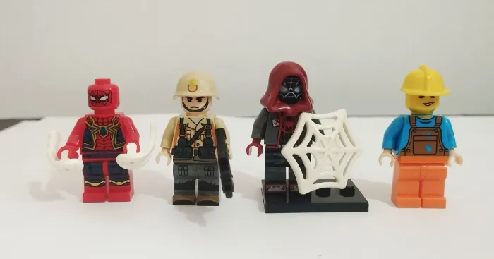 Bonecos Miniaturas Lego Similar, Marvel Homem Aranha, Miles Morales + Civis (4 figuras).