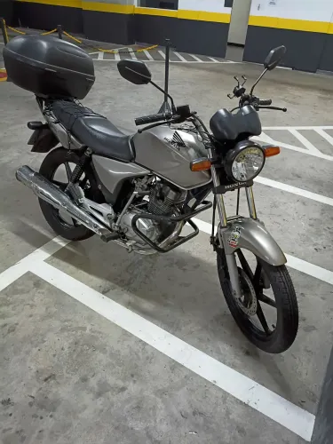 Moto impecável sem nada pra fazer documento em dia