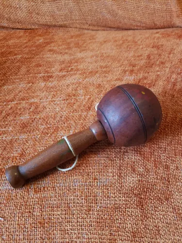 Briquedo antigo Bilboque, madeira maciça, em excelente estado de conservação
