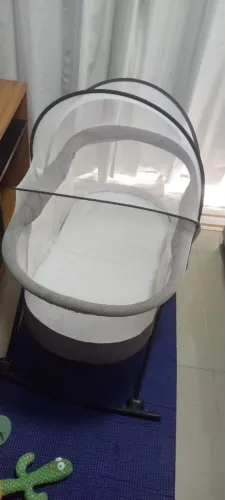 Berço infantil com balanço dobrável 