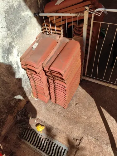 Vende-se 200 telhas romanas em ótimo estado, por apenas R$ 0,80 a unidade.