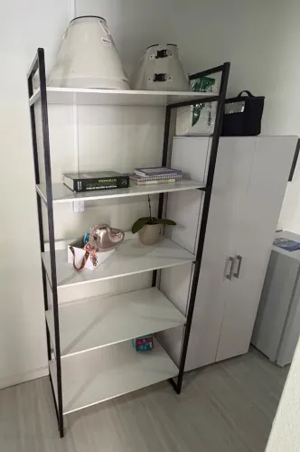 Prateleira preta e branca
