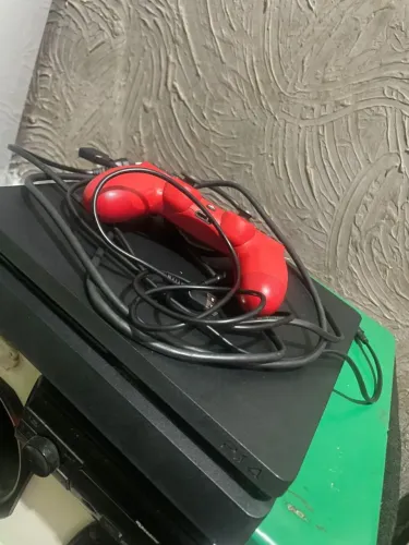 VENDO PS4 ZERO........ 500 gigas. Com a ps plus ativa! Acompanha um controle.