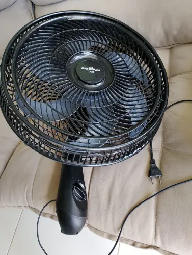 Ventilador de pé,ele é novo ,mas parou e estou passando pra retirada de peças 