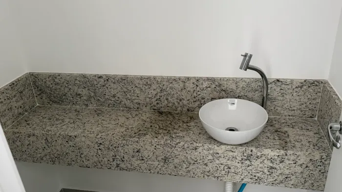 Bancada de granito NOVA - retirada de apartamento recém-entregue pela construtora