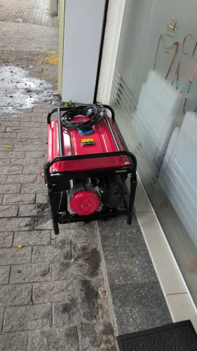 Gerador NG 91000, gasolina - partida elétrica...estado de novo. Pouco usado.