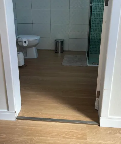 Instalação de piso vinílico laminado rodapé 