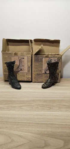Lote 2 Miniaturas Popular Imports Botas Vitorianas