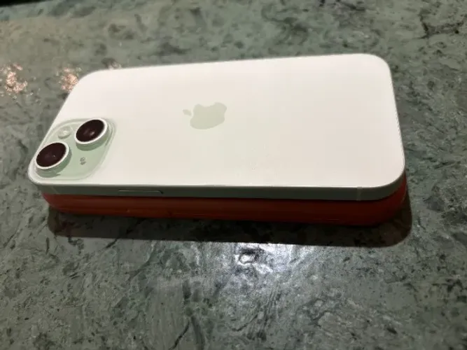iPhone 15 128GB Verde - Impecável, bateria 88% de saúde