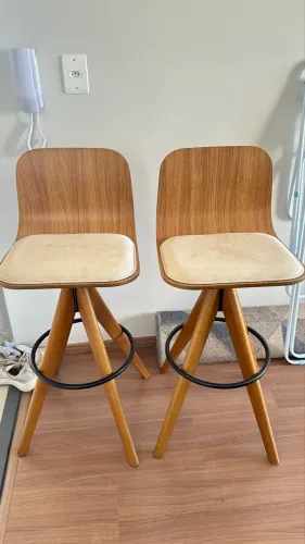 Par de Banquetas Altas Giratórias em Madeira - Design Moderno