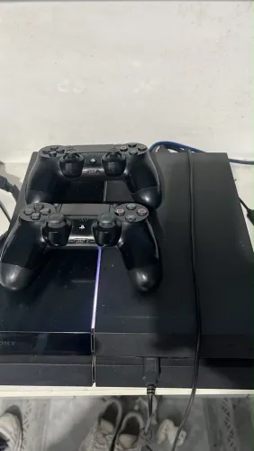 PlayStation 4 com 2 controles