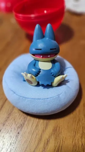 Boneco colecionável de Munchlax.