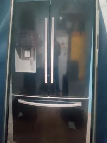 Geladeira com 3 portas sendo freezer embaixo toda revisada com garantia