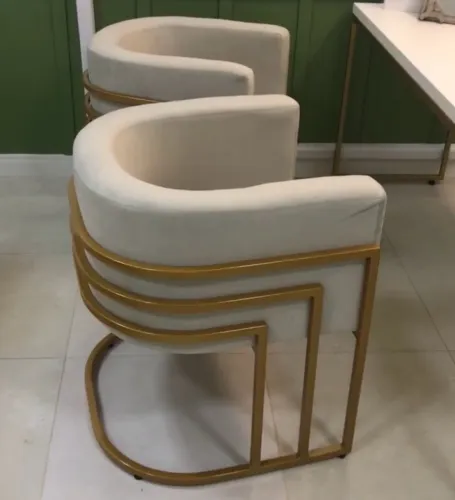 2 poltronas base dourada