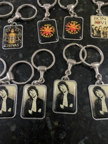 Lote com mais de 100 Chaveiros de Rock em metal