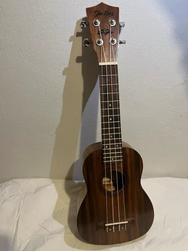 Ukulele Acústico Soprano Shelby SU21T acompanha capa de transporte