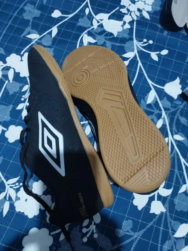 Tênis umbro para futsal tamanho 43/44