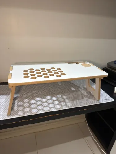 Mesa Dobrável para Notebook na Cama em MDF com Porta-Copos
