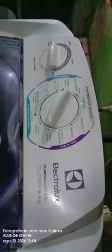 VENDE-SE UMA MÁQUINA DE LAVAR ROUPAS