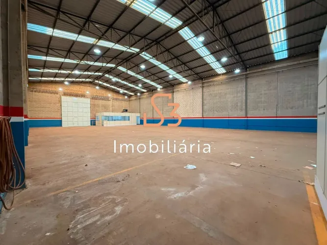 Galpão Comercial para Locação em Uberlândia-MG, bairro Jardim Ipanema: 2 salas, 2 banheiro