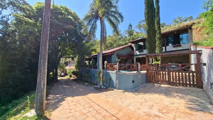 Vendo Magnífica Casa com Piscina em condomínio Fechado