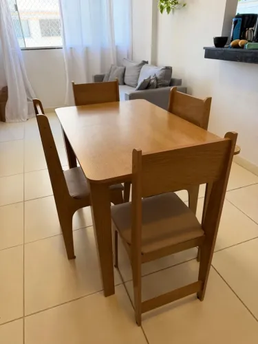 Mesa com 4 cadeiras