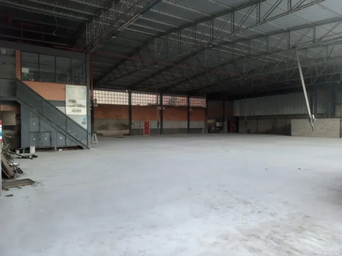 Alugue-se galpão de 1.000 m²