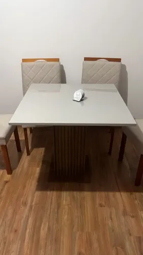Vendo uma mesa de janta 4 cadeiras nova