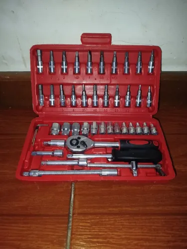 kit de ferramentas com 46 peças com chave catraca e soquetes nova na caixa