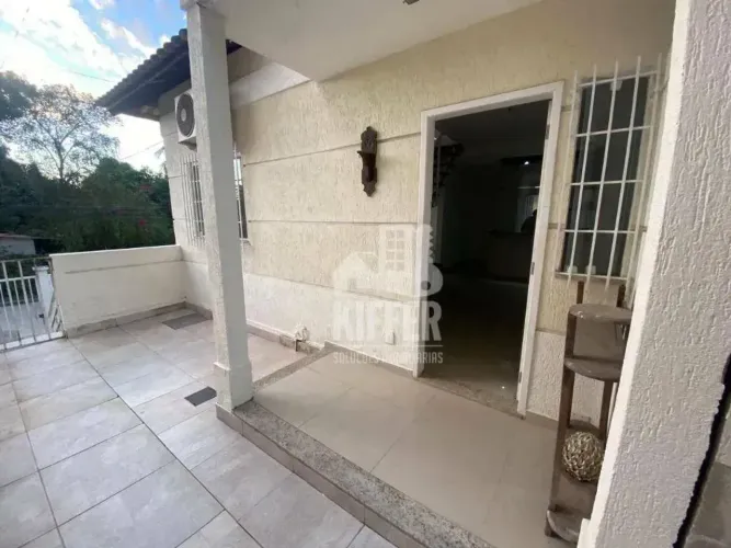 Casa com Piscina em Condomínio Exclusivo com Apenas 5 Casas
