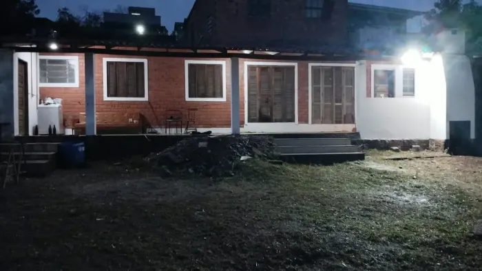 Casa para aluguel possui 80 metros quadrados com 2 quartos
