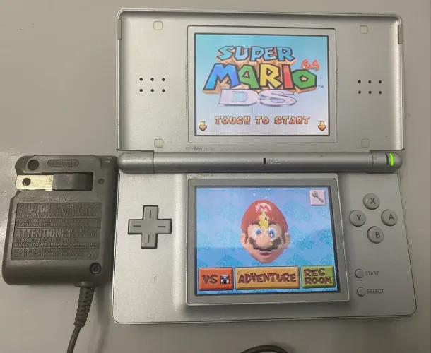 Nintendo DS Lite - Desbloqueado com R4