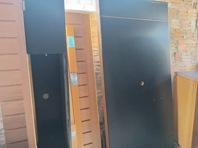 Painel de televisão com partileira