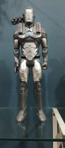 Boneco Marvel Máquina de Combate Titan Hero