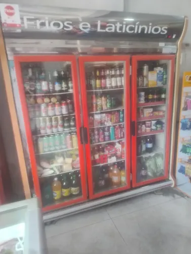 Vendo um expositor de 3 porta em ótimo estado de conservação