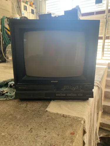Televisão 14 polegadas Sharp funcionando 