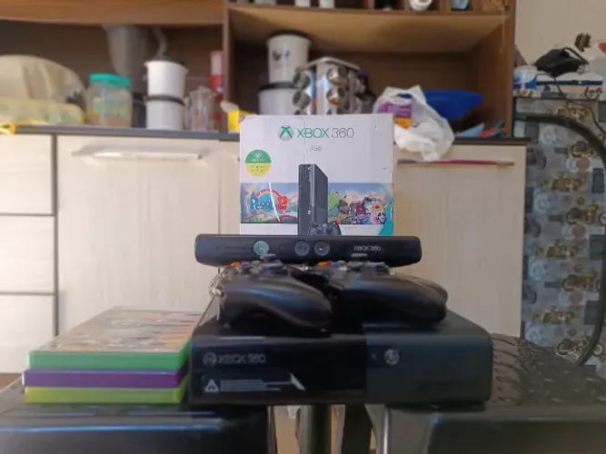 Console Xbox 360+Kinect+3 CDs+2 Controles