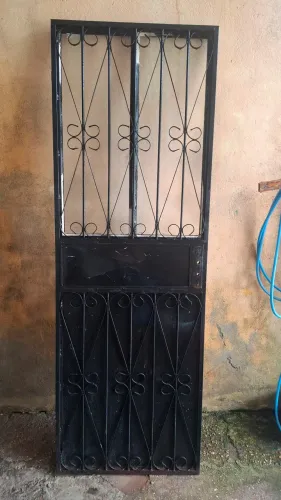 PORTA DE FERRO COM JANELA DE VIDRO