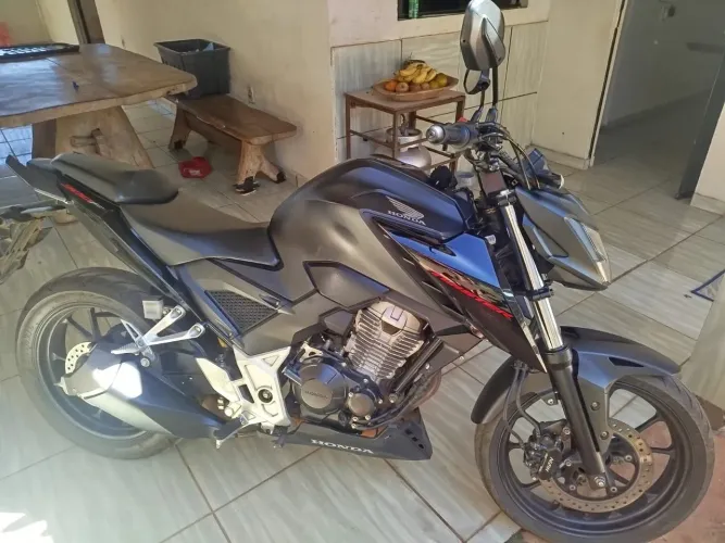 Twister CB 300 F