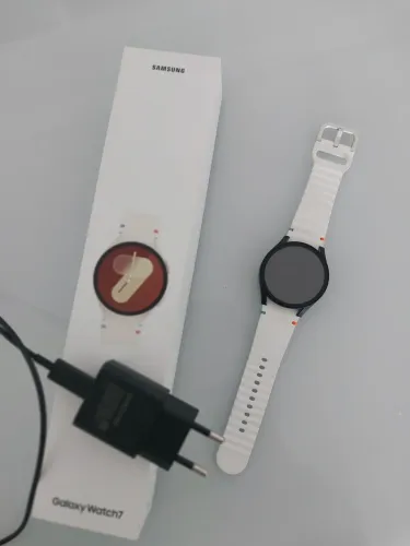 Samsung Galaxy Watch 7 40mm BT Creme + Pulseira Reserva Cinza - PROMOÇÃO