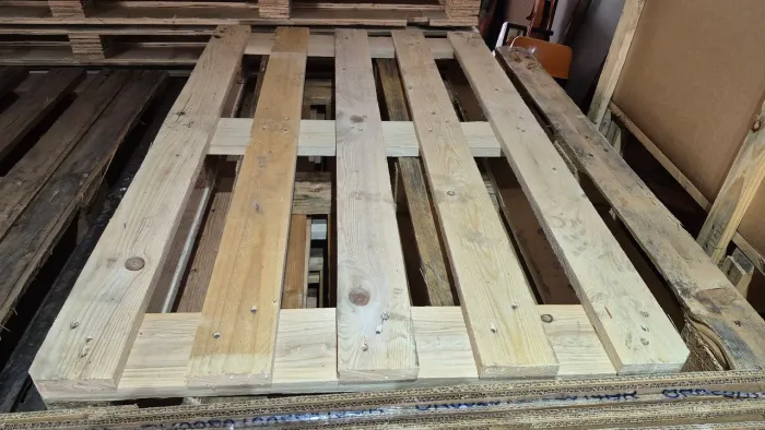 Paletes de madeira eucalipto e pinos, suporta aproximadamente 300kg, entrega rápida .