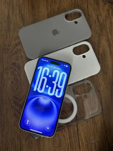 iPhone 16 na cor branca impecável, nunca foi aberto para trocar peças e coisas do tipo.