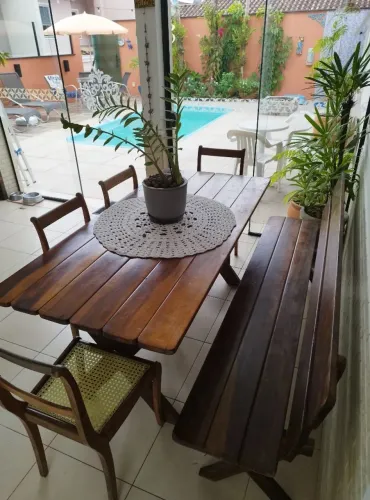 Mesa e bancos em madeira de lei canela