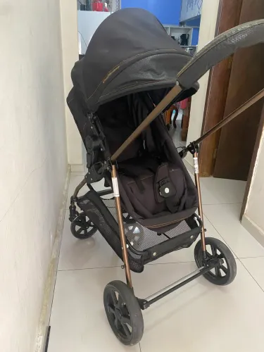 Carrinho de bebê + bebê conforto + suporte do bebê conforto para carro.