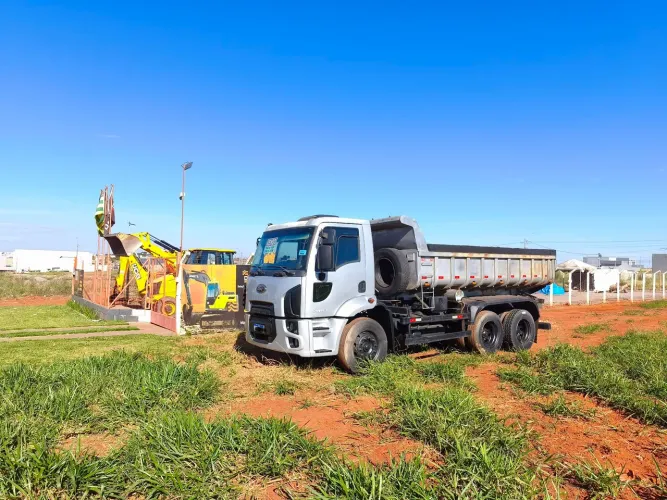 Caminhão Ford cargo 2423