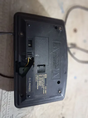 Radio relógio cce antigo .para retirada de peças ou conserto