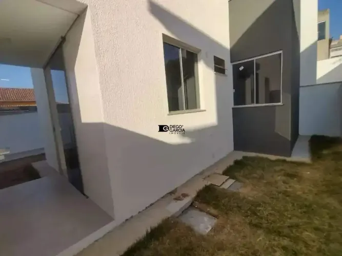Casa Duplex com Entrada Individual e Quintal Privativo em Localização Estratégica